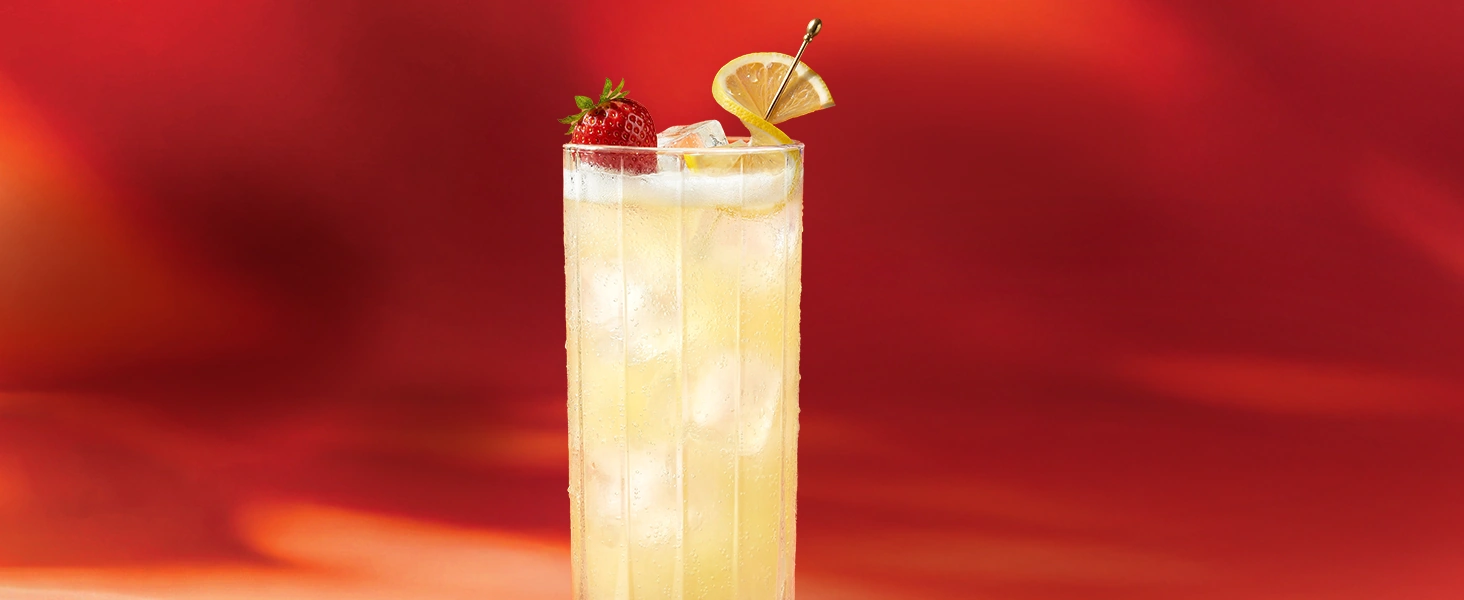 Коктейль Red Soul & Lemonade з лимоном і свіжою полуницею