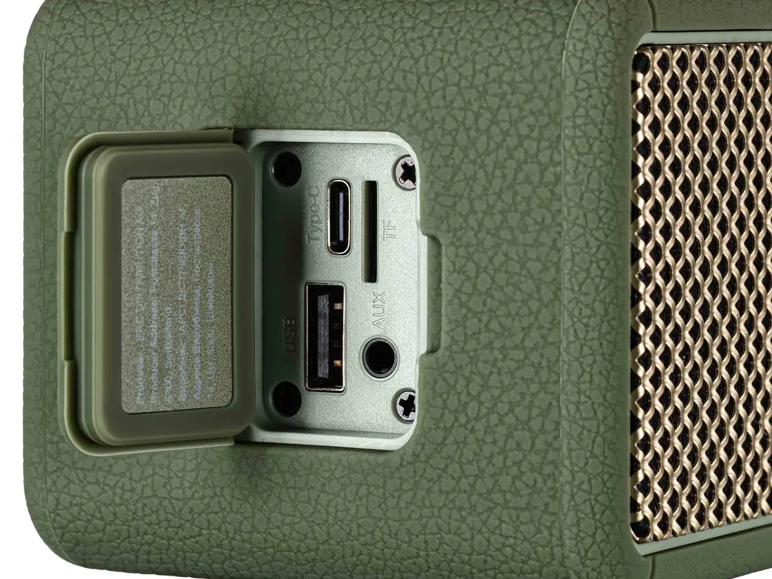 Разъёмы USB-C, AUX и USB-A под защитной заглушкой 2E SoundLegend Mini