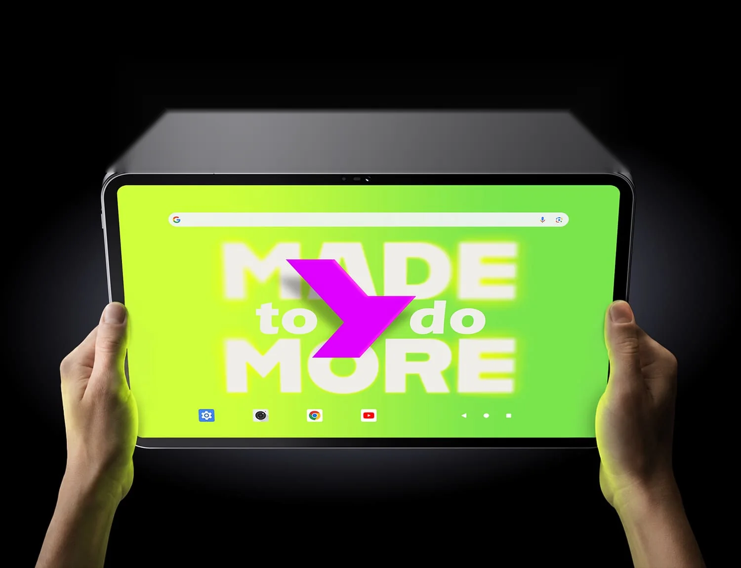 Планшет Pixus BigTab 13.4 дюйма 8/128GB LTE в руках