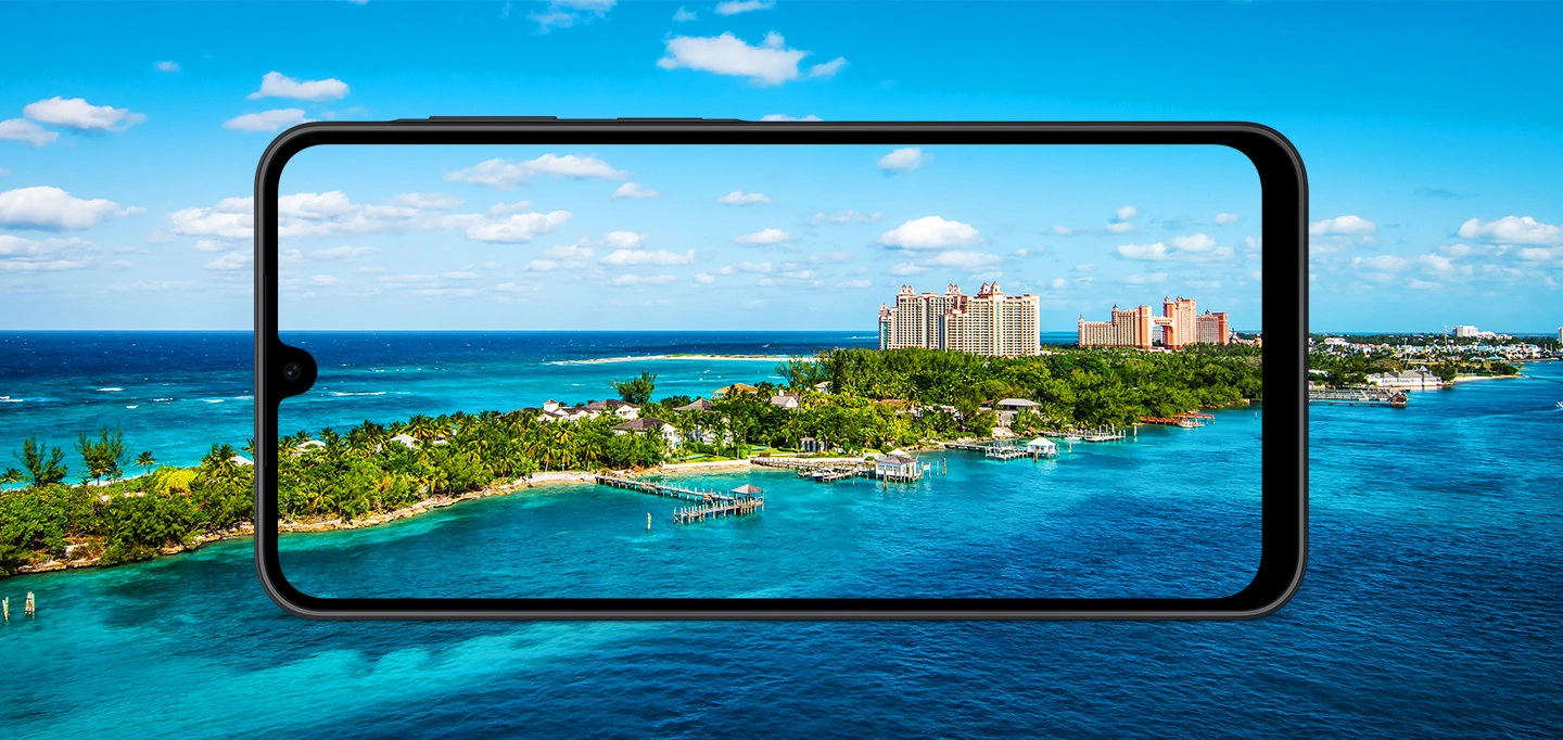 Galaxy A18, снимающий панорамный вид на набережную с помощью ультраширокоугольной камеры 5 МП.