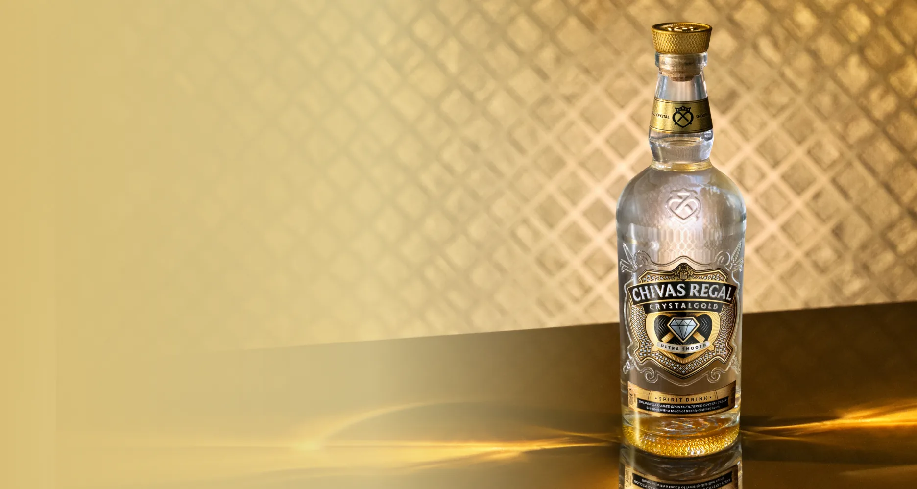 Chivas Regal Crystal Gold на золотом фоне