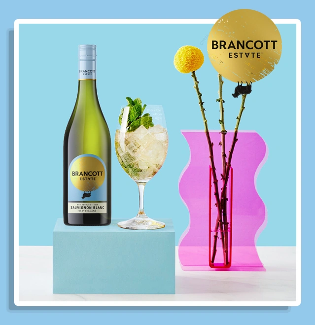 Коктейль Brancott Bloom у келиху поруч із пляшкою Brancott Estate Sauvignon Blanc
