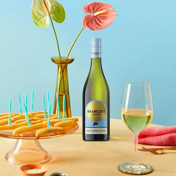 Пляшка Brancott Estate Sauvignon Blanc і келих білого вина із закусками