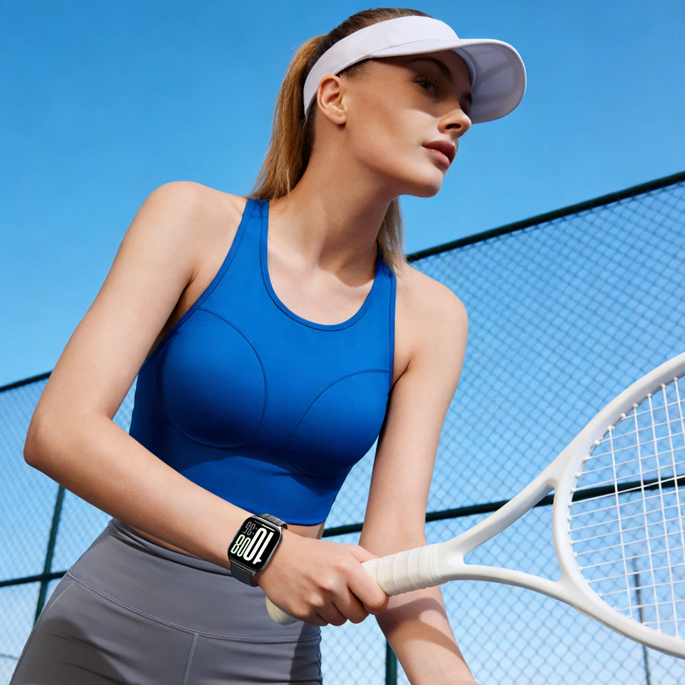 Теннисистка с Haylou Watch 3 на руке