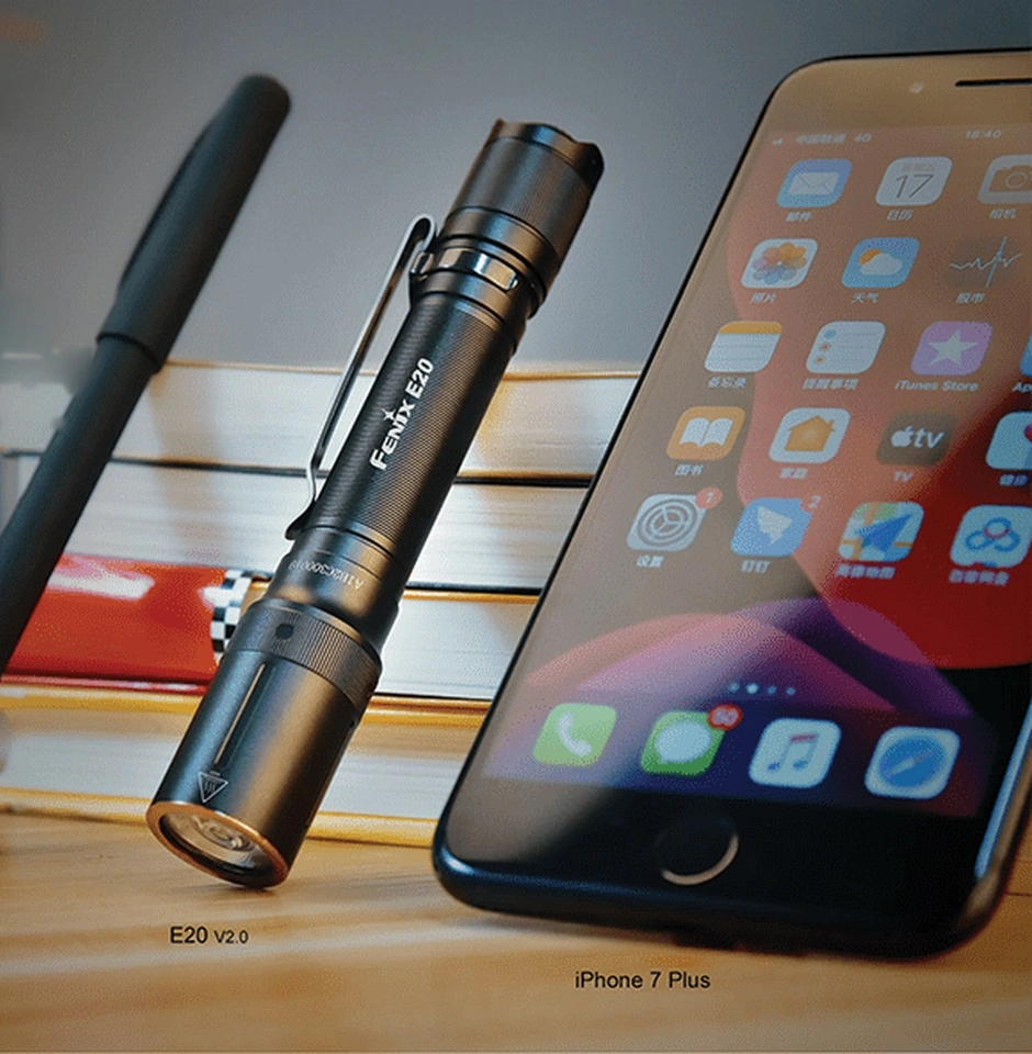 Fenix E20 V2.0 поруч із ручкою й смартфоном: 126 мм, 42 г