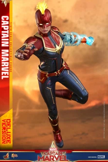 Коллекционная фигурка Hot Toys Капитан Марвел (делюкс) – игрушки с