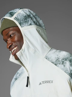 あうん Спортивная ветровка мужская Adidas Terrex Ng W.R Aop Jkt