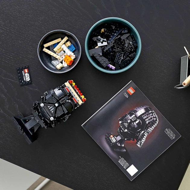 Zestaw klocków LEGO Star Wars Hełm Dartha Vadera 834 elementy (75304) - obraz 9