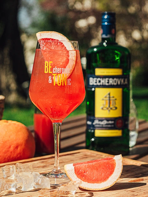 Ликерная настойка на травах Becherovka 0.7 л 38% (8594405101049) - Фото 2 Ликерная настойка на травах Becherovka 0.7 л 38% (8594405101049) - изображение 2