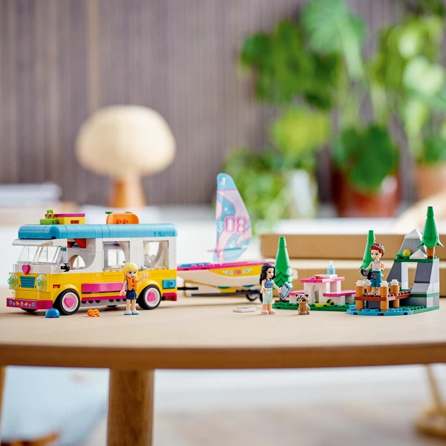 Zestaw klocków LEGO Friends Leśny mikrobus kempingowy i żaglówka 487 elementów (41681) - obraz 4