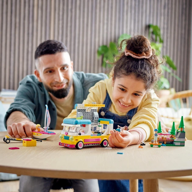 Zestaw klocków LEGO Friends Leśny mikrobus kempingowy i żaglówka 487 elementów (41681) - obraz 3