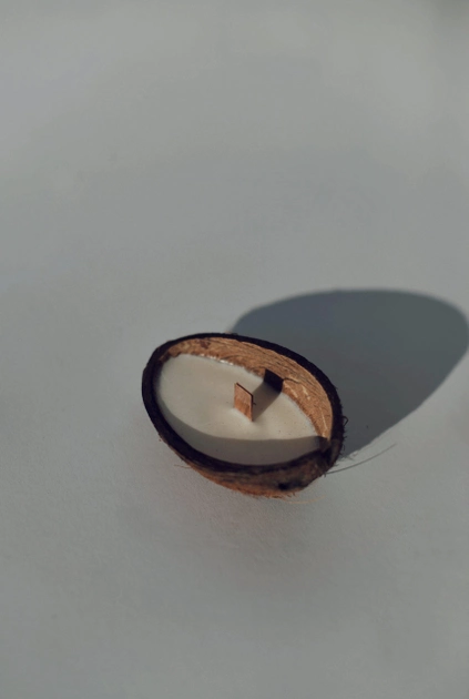 Ароматическая свеча Tvoj svet соевая ручной работы в скорлупе кокоса с добавлением натуральных эфирных масел Грейпфрут - изображение 1