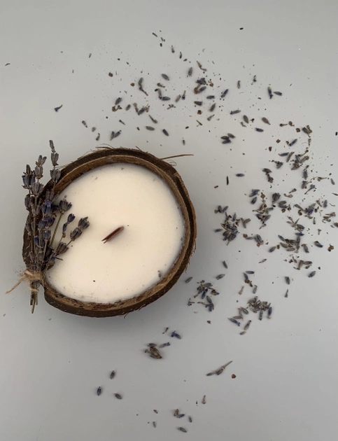 Ароматическая свеча Tvoj svet соевая ручной работы в скорлупе кокоса с добавлением натуральных эфирных масел Лаванда - изображение 2