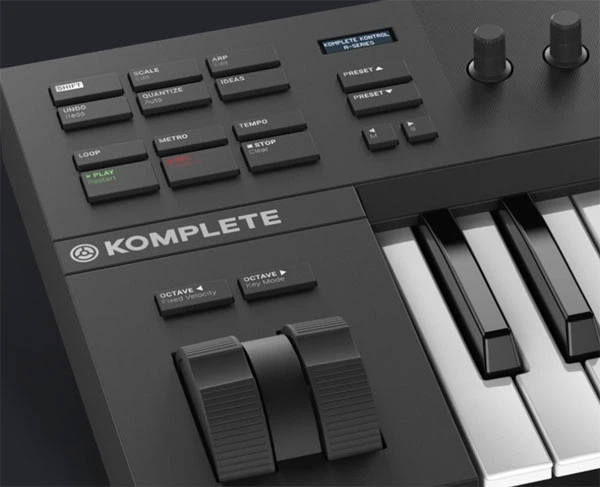 KOMPLETE KONTROL A49 ペダル付き NIのMIDIキーボード「KOMPLETE KONTROL A49」開封レビュー編(#1)と