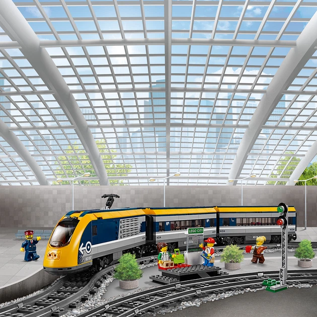 Конструктор LEGO City Пассажирский поезд 677 деталей (60197