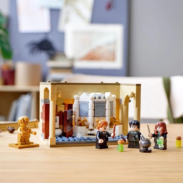 Zestaw klocków LEGO Harry Potter Hogwart: pomyłka z eliksirem wielosokowym 217 elementów (76386) - obraz 4