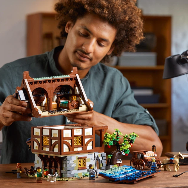 Конструктор LEGO Ideas Середньовічна кузня 2164 деталі (21325) - Фото 3 Конструктор LEGO Ideas Середньовічна кузня 2164 деталі (21325) - зображення 3