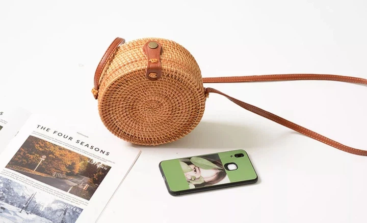 Женская круглая плетеная сумочка Rattan Bali 18х8 см из ротанга на кнопке - изображение 5