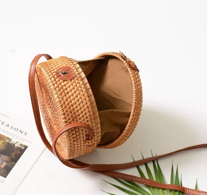 Женская круглая плетеная сумочка Rattan Bali 18х8 см из ротанга на кнопке - изображение 7