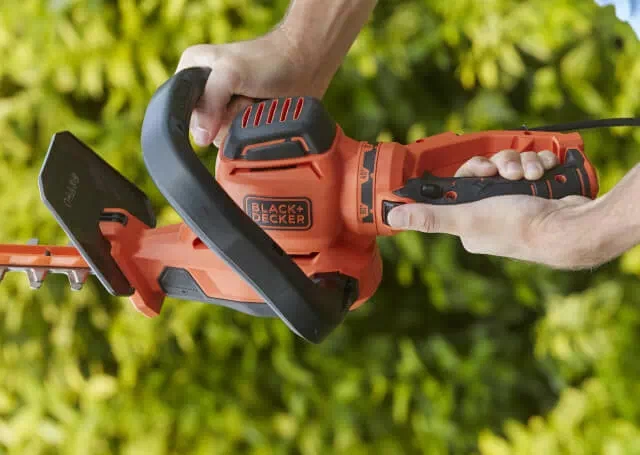 Кусторез электрический Black+Decker со вспомогательной пилой BEHTS551 - Фото 2 Кусторез электрический Black+Decker со вспомогательной пилой BEHTS551 - изображение 2