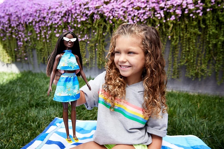 Кукла Барби Любит океан Barbie Loves The Ocean Beach-Themed Doll, Brunette (GRB37) - изображение 6