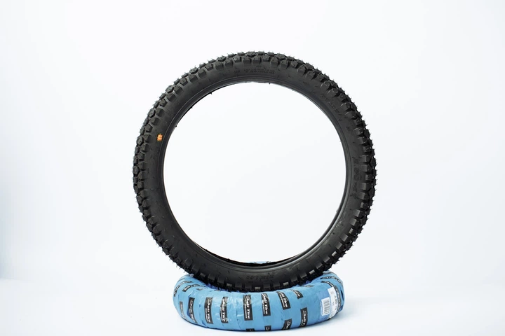 Покришки SC TYRE на мопед 2.50-17 шипована + камера - зображення 3