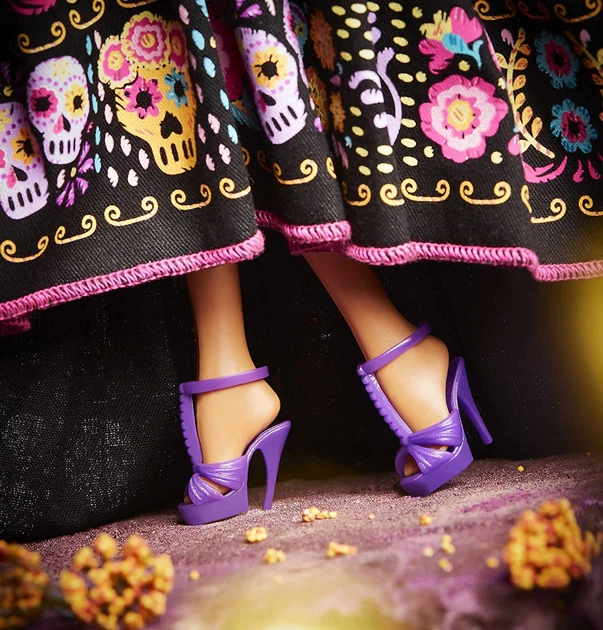 Лялька Барбі колекційна День мертвих Barbie Signature 2021 Dia De Muertos Doll (GXL27) - Фото 9 Лялька Барбі колекційна День мертвих Barbie Signature 2021 Dia De Muertos Doll (GXL27) - изображение 9
