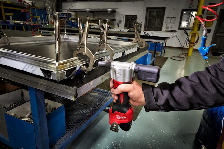 Заклепник акумуляторний Milwaukee M12 BPRT-0 2.4 — 4.8 мм (4933464404) - Фото 3 Заклепник акумуляторний Milwaukee M12 BPRT-0 2.4 — 4.8 мм (4933464404) - зображення 3