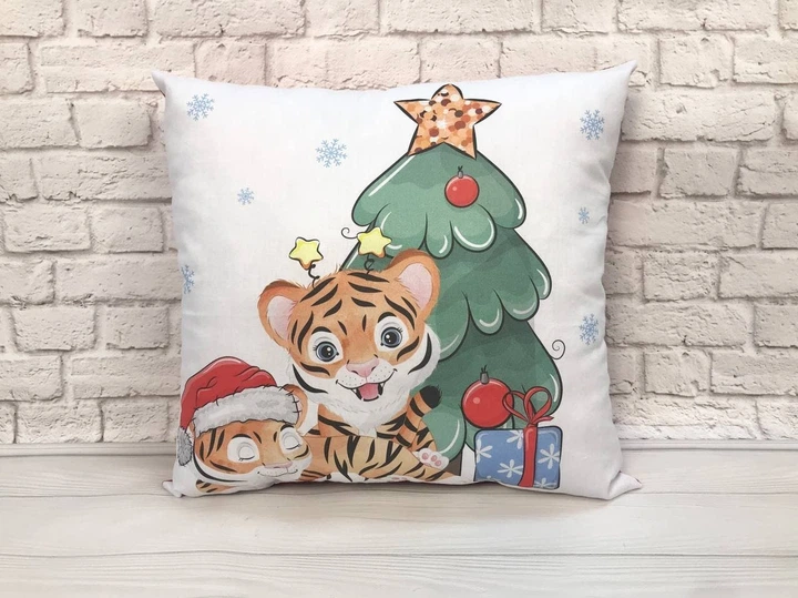 Новогодняя подушка Moon Time Тигрёнок 40*40см - Фото 1 Новогодняя подушка Moon Time Тигрёнок 40*40см - изображение 1