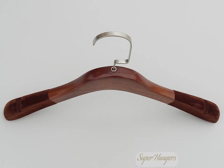 Вешалка для одежды Hanger WD 38 см деревянная с бархатными плечами и вырезами коричневая - Фото 4 Вешалка для одежды Hanger WD 38 см деревянная с бархатными плечами и вырезами коричневая - изображение 4