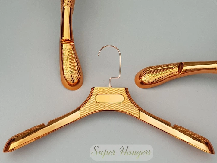Плечики вешалки Hanger 44 см пластмассовые с ребристым плечом цвета меди - Фото 1 Плечики вешалки Hanger 44 см пластмассовые с ребристым плечом цвета меди - изображение 1