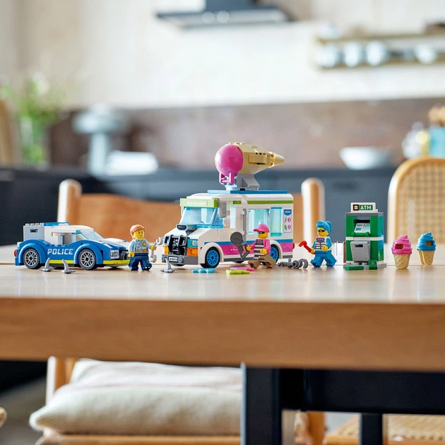 Zestaw klocków LEGO City Policyjny pościg za furgonetką z lodami 317 elementow (60314) - obraz 5