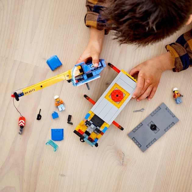 Zestaw klocków LEGO City Żuraw samochodowy 340 elementów (60324) - obraz 4