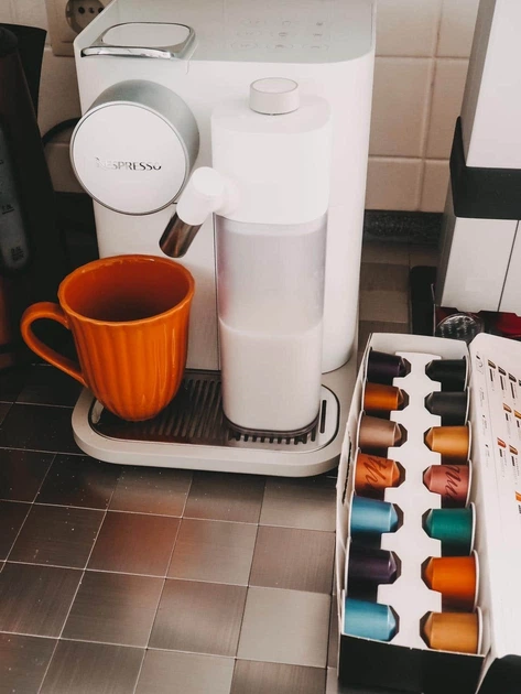 Капсульная кофемашина Nespresso Gran Lattissima EN 640.W (650