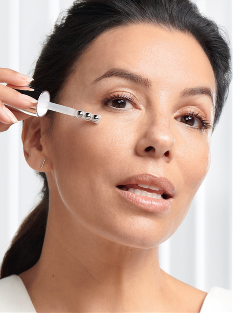 Сыворотка-филлер для кожи вокруг глаз L'Oreal Paris Revitalift с гиалуроновой кислотой и кофеином 20 мл (3600524025540) - Фото 6 Сыворотка-филлер для кожи вокруг глаз L'Oreal Paris Revitalift с гиалуроновой кислотой и кофеином 20 мл (3600524025540) - изображение 6