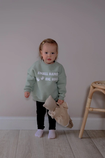 Світшот LaoMe дитячий утеплений з написом Small hands Big hugs 92см фісташковий - Фото 3 Світшот LaoMe дитячий утеплений з написом Small hands Big hugs 92см фісташковий - изображение 3