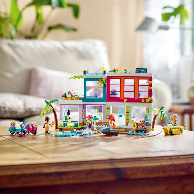 Zestaw klocków LEGO Friends Wakacyjny domek na plaży 686 elementów (41709) - obraz 5