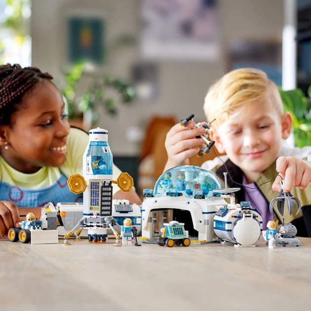 Конструктор LEGO City Space Місячна наукова база 786 деталей (60350) - зображення 3