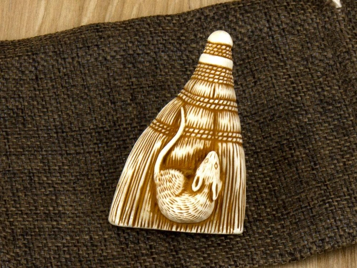 Статуэтка Крыса на венике Netsuke charm Гипс 6x4x1 см (00751) - Фото 9 Статуэтка Крыса на венике Netsuke charm Гипс 6x4x1 см (00751) - изображение 9
