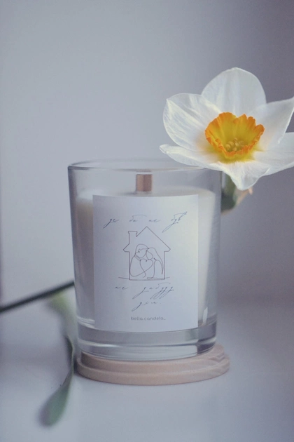 Ароматная свеча Украинская Your Bella Decora „Де би не був, не забуду дім“ с деревянным фитилем. - изображение 1