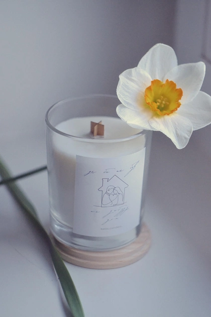 Ароматная свеча Украинская Your Bella Decora „Де би не був, не забуду дім“ с деревянным фитилем. - изображение 2