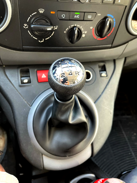 Ручка кпп с чехлом кулисы 5 ступеней Peugeot partner Citroen berlingo 2008 - н.в. чёрная - Фото 5 Ручка кпп с чехлом кулисы 5 ступеней Peugeot partner Citroen berlingo 2008 - н.в. чёрная - изображение 5