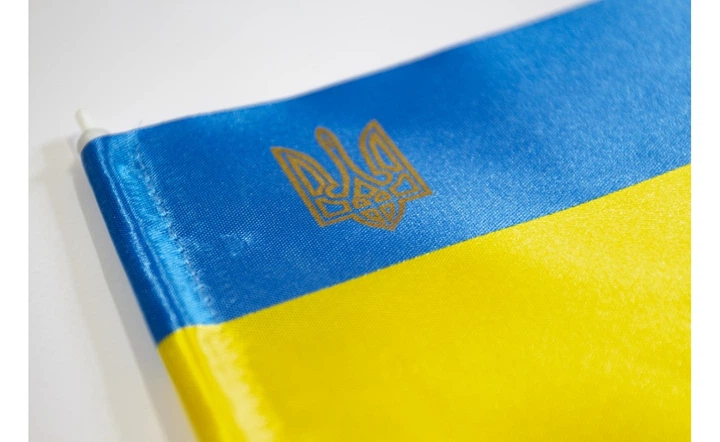 Прапорець України Прапорець з тризубом і підставкою атлас 10см х 16см - Фото 3 Прапорець України Прапорець з тризубом і підставкою атлас 10см х 16см - изображение 3