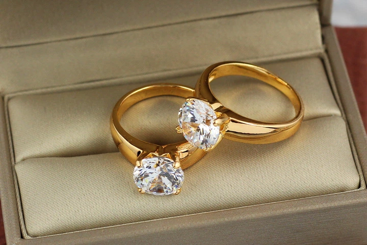 Кільце Xuping Jewelry широке гладке з білим каменем 10 мм р 17 - Фото 1 Кільце Xuping Jewelry широке гладке з білим каменем 10 мм р 17 - зображення 1