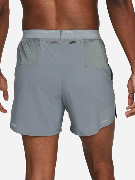 Спортивные шорты мужские Nike M Nk Df Stride 5In Bf Shrt DM4755-084 2XL Серые (195870398071) - Фото 2 Спортивные шорты мужские Nike M Nk Df Stride 5In Bf Shrt DM4755-084 2XL Серые (195870398071) - изображение 2