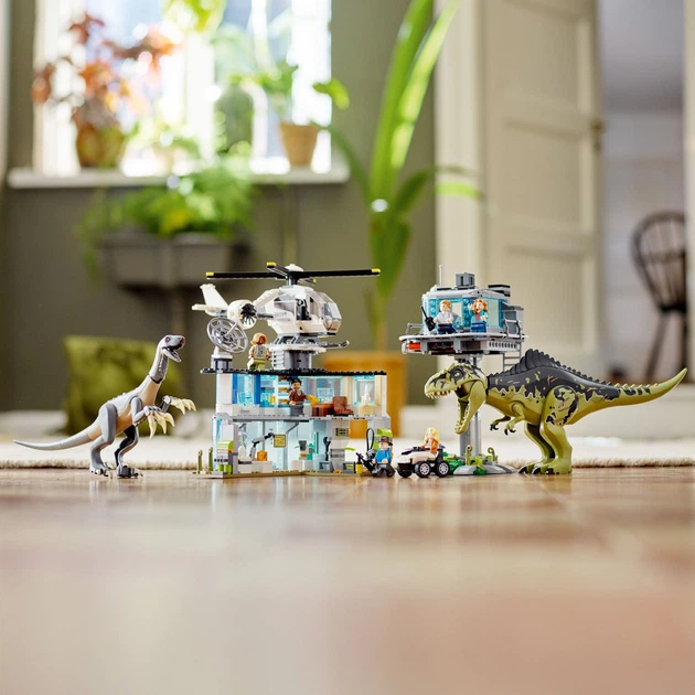 Zestaw klocków LEGO Jurassic World Atak giganotozaura i terizinozaura 810 elementów (76949) - obraz 4