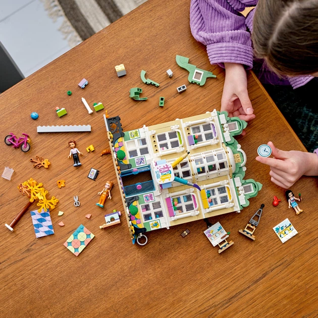 Zestaw klocków LEGO Friends Szkoła artystyczna Emmy 844 elementów (41711) - obraz 8