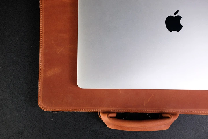 Кожаный чехол для MacBook Дизайн №31, натуральная Винтажная кожа, цвет Коньяк - Фото 5 Кожаный чехол для MacBook Дизайн №31, натуральная Винтажная кожа, цвет Коньяк - изображение 5