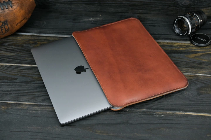 Кожаный чехол для MacBook Дизайн №2 с войлоком, натуральная кожа итальянский Краст, цвет Вишня - Фото 4 Кожаный чехол для MacBook Дизайн №2 с войлоком, натуральная кожа итальянский Краст, цвет Вишня - изображение 4