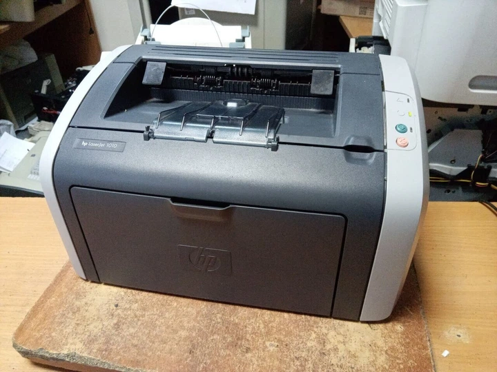 Принтер HP LaserJet 1018 / Лазерний монохромний друк / 600 x 600 dpi / A4 / 14 стор / хв / USB 2.0 б/в - зображення 2